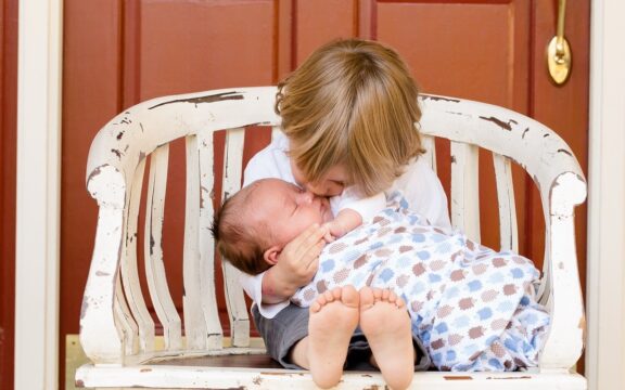 Abril 2021 – Algunas orientaciones para ayudar al hijo a superar los celos ante la llegada de un hermano